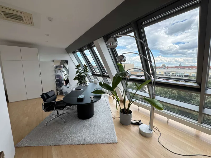 Dachgeschoss-Maisonette mit Klimaanlage, zwei Balkonen und spektakulärem Ausblick - Friedrichstraße! — photo 1